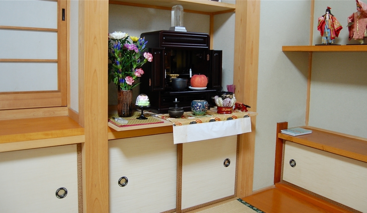和室に置かれた小さな仏壇