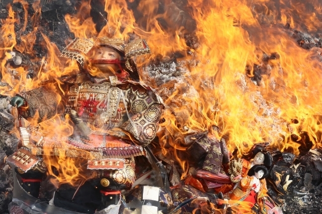 お焚き上げ供養されている五月人形