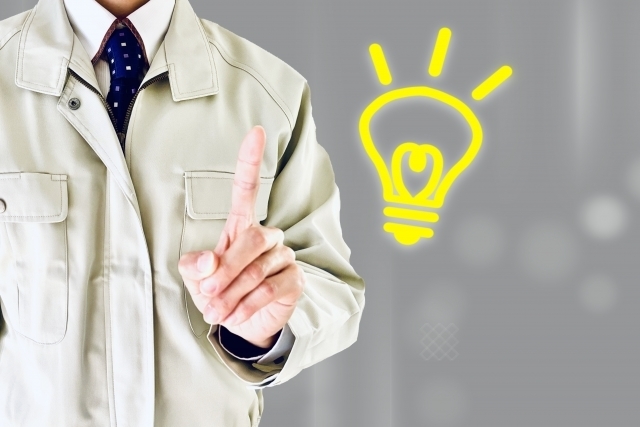 作業服を着た男性と電球のマーク