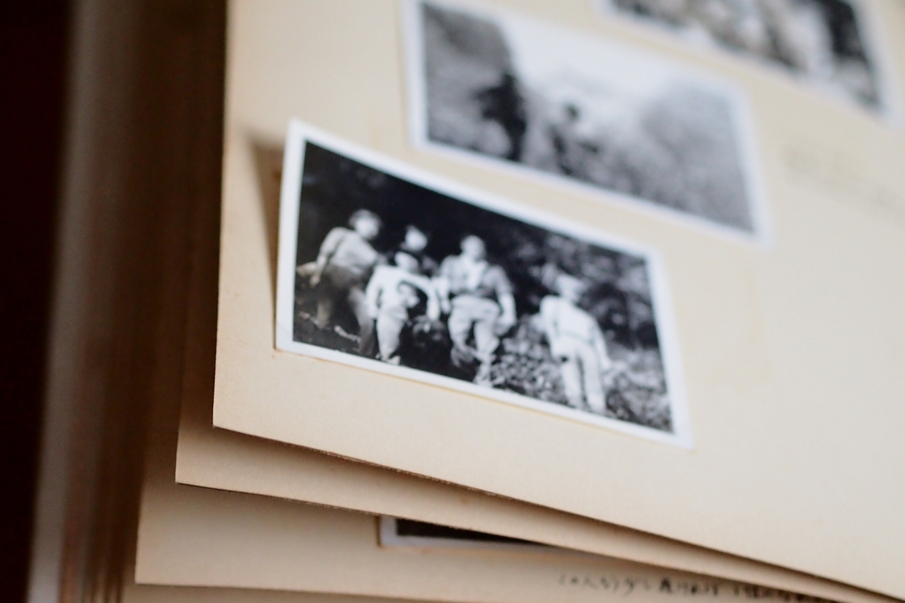 モノクロ写真が貼られたアルバム